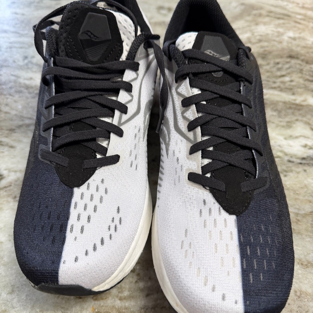 Men's sz 10 Saucony endorphin speed 2